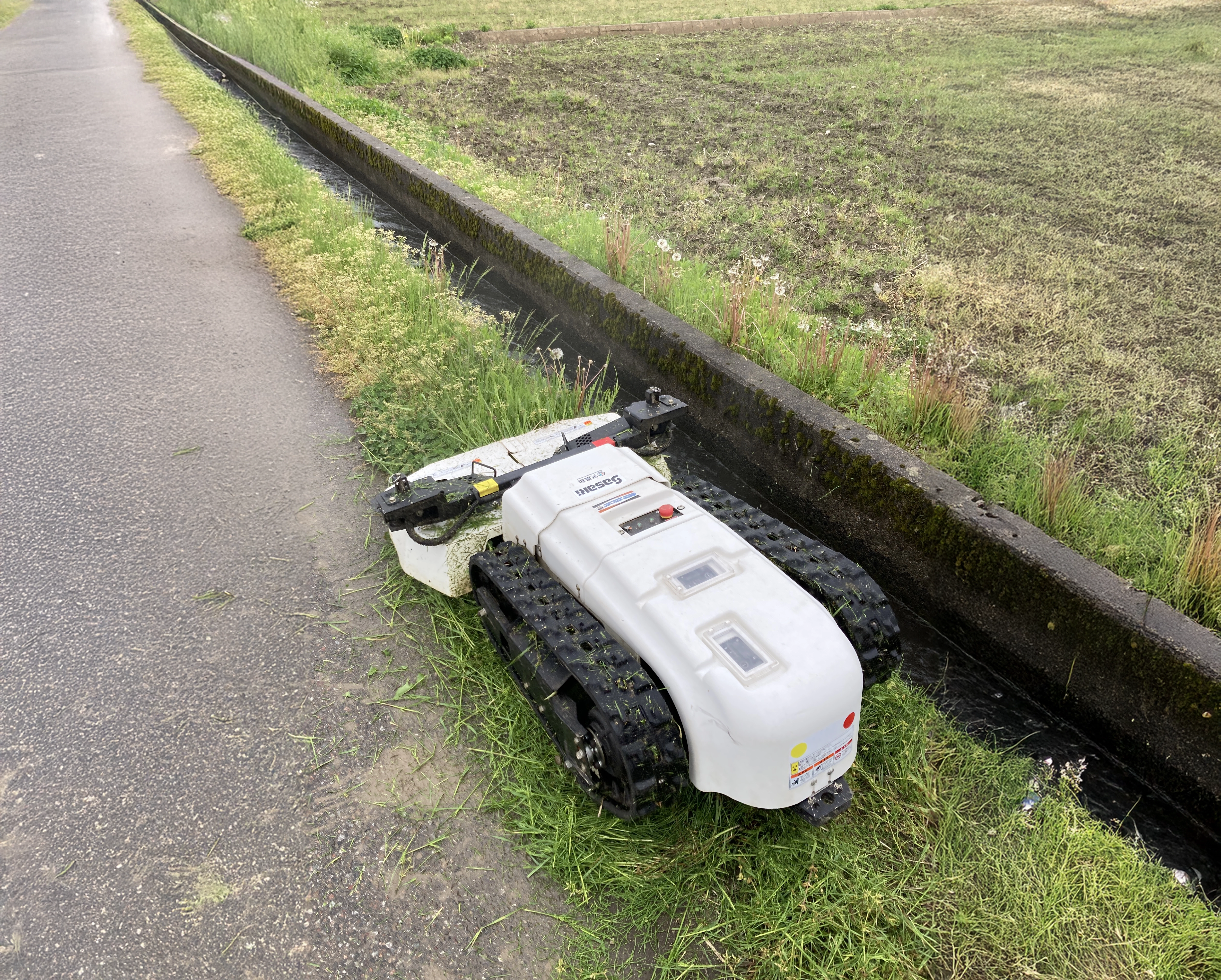 ラジコン草刈り機